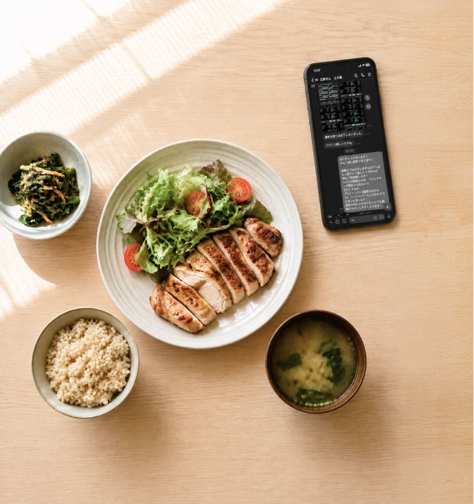 食事メニューとスマートフォンでの食事指導のやり取り